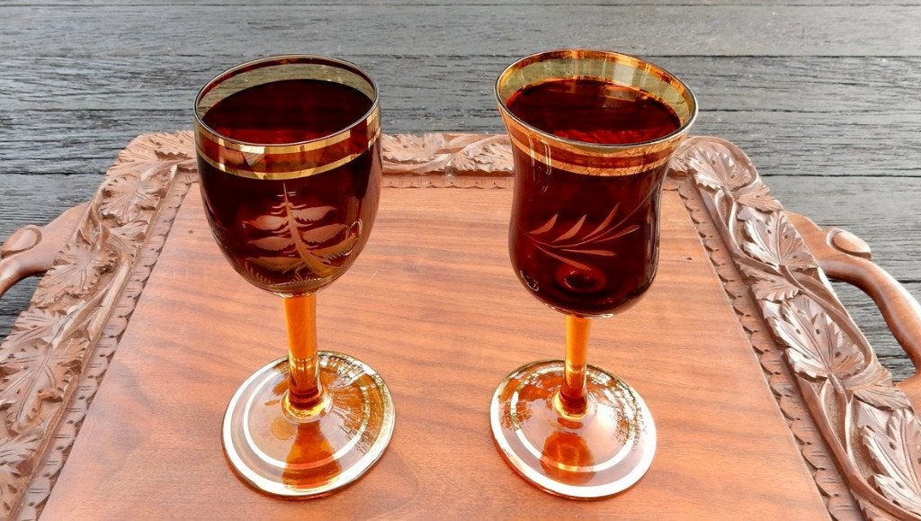 2 glazen bi-color met geslepen decoratie en gouden rand, Antiek en Kunst, Antiek | Glas en Kristal, Ophalen