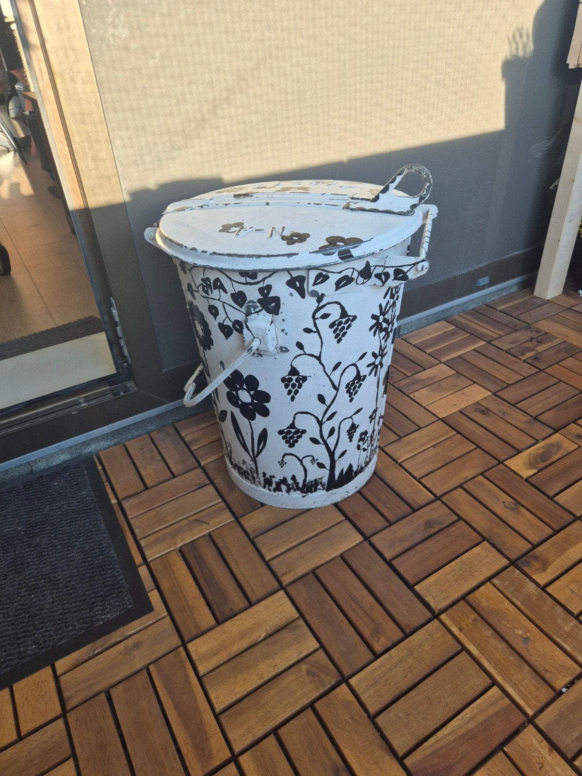 Decoratieve metalen afvalemmer met bloemenpatroon, Ophalen, Metaal