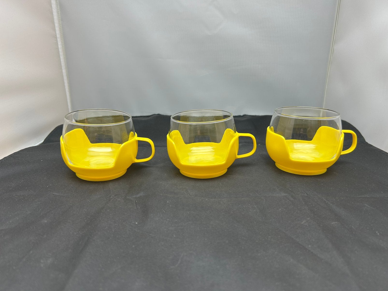 Set van 3 vintage theeglazen gele houder - Space Age, Huis en Inrichting, Keuken | Servies, Ophalen, Zo goed als nieuw, Vintage