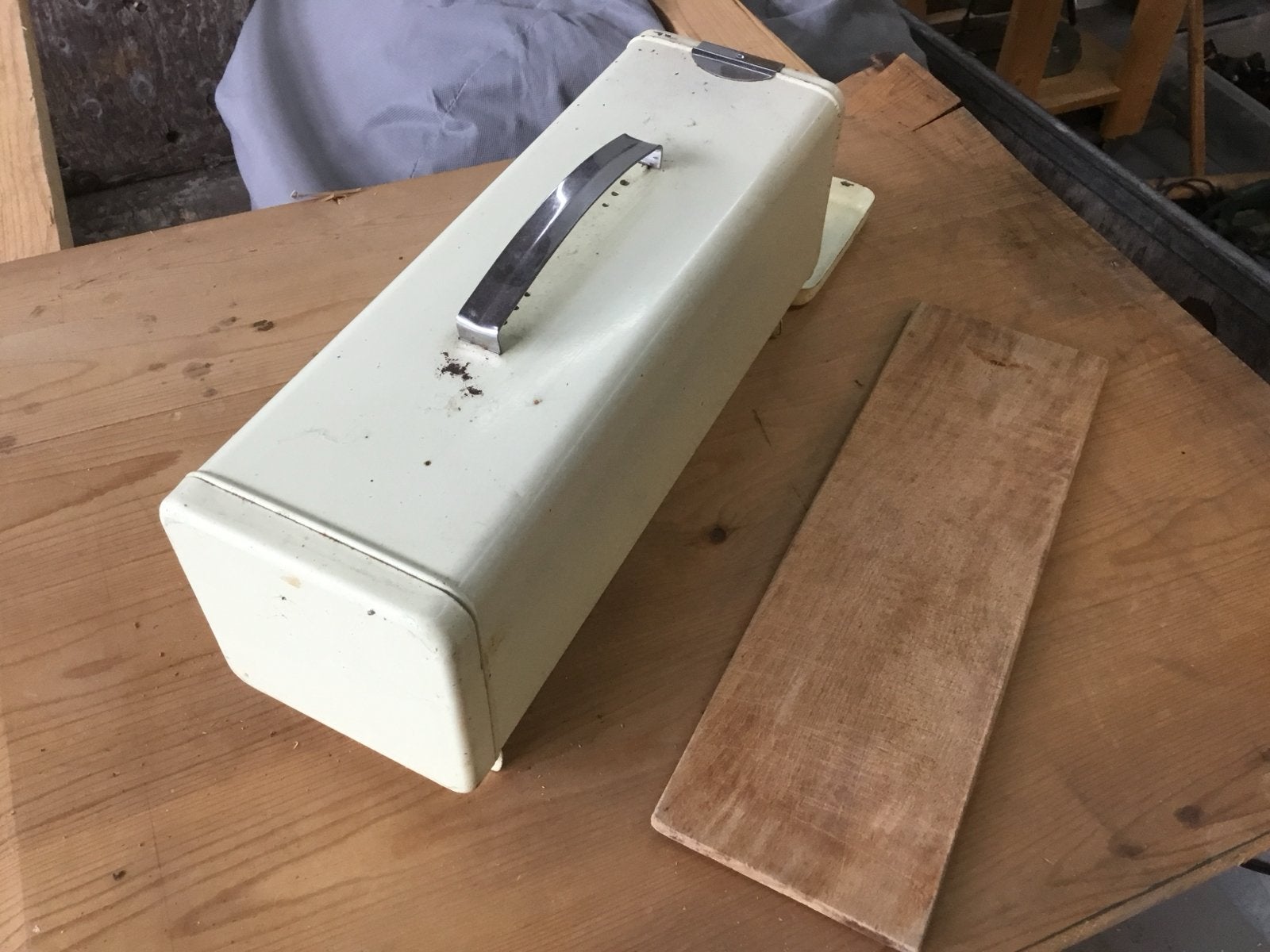 Vintage metalen brood/koektrommel met houten snijplank, Antiek en Kunst, Ophalen