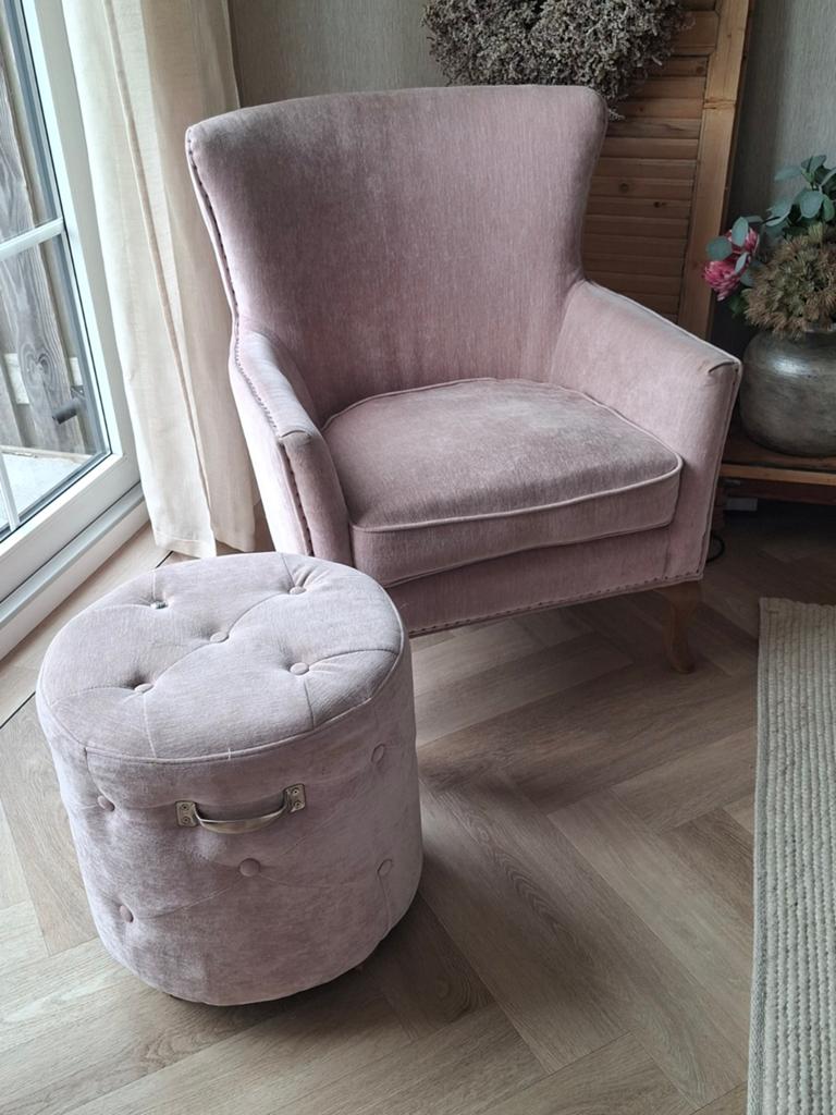 Riviera Maison stoeltje met poef (poeder rose), Huis en Inrichting, Ophalen, Zo goed als nieuw, Minder dan 75 cm, 50 tot 75 cm