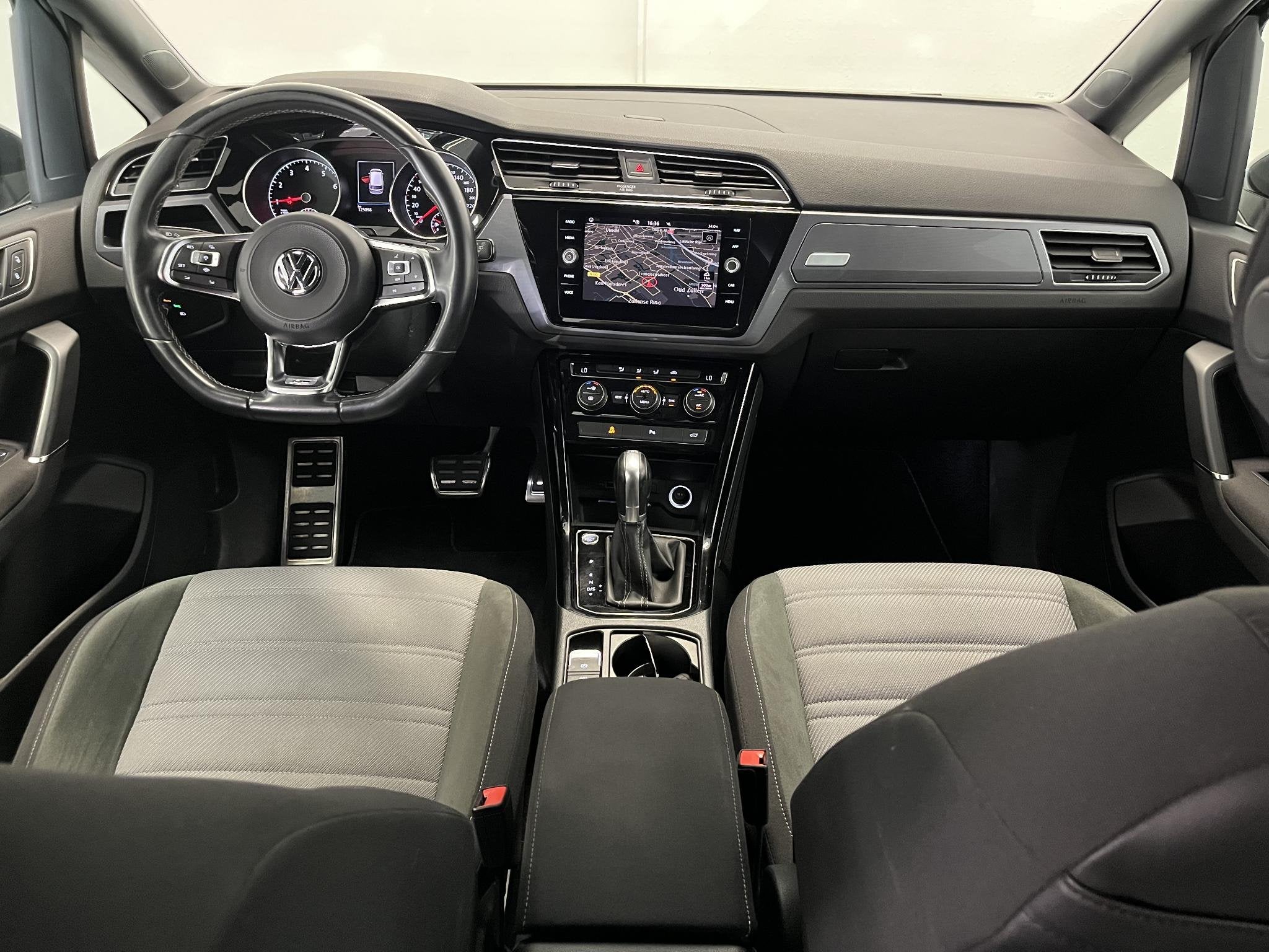 Volkswagen Touran 1.5 TSI 3x R-Line | Trekhaak | LED | Adapt, Auto's, Euro 6, 4 cilinders, Zwart, Origineel Nederlands