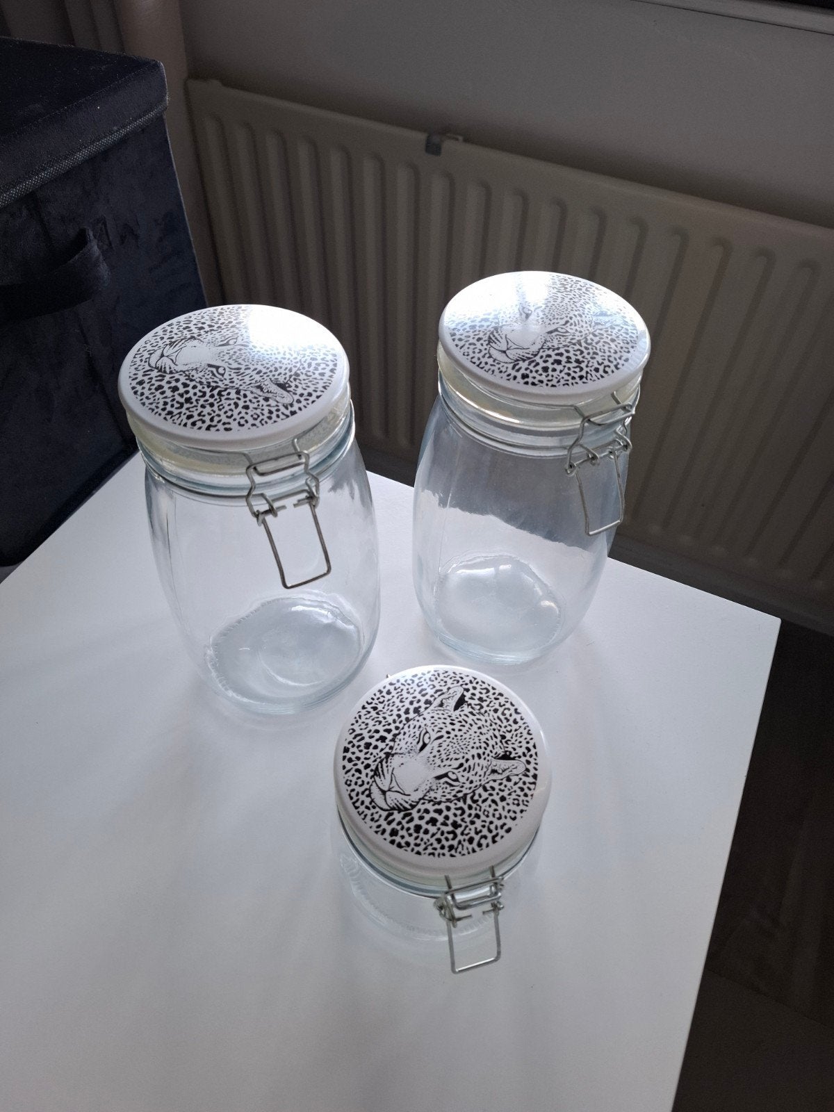 Set van 3 voorraadpotten met luipaardprint deksel, Glas, Nieuw, Ophalen of Verzenden, Voorraadpot