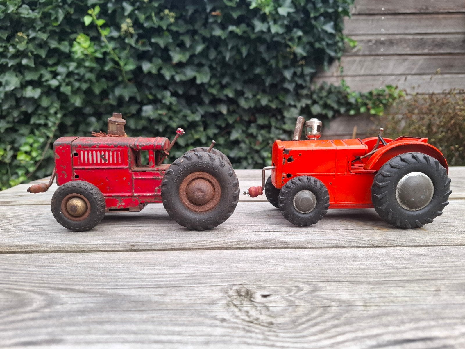2x blikken tractor gama en japan, Ophalen of Verzenden