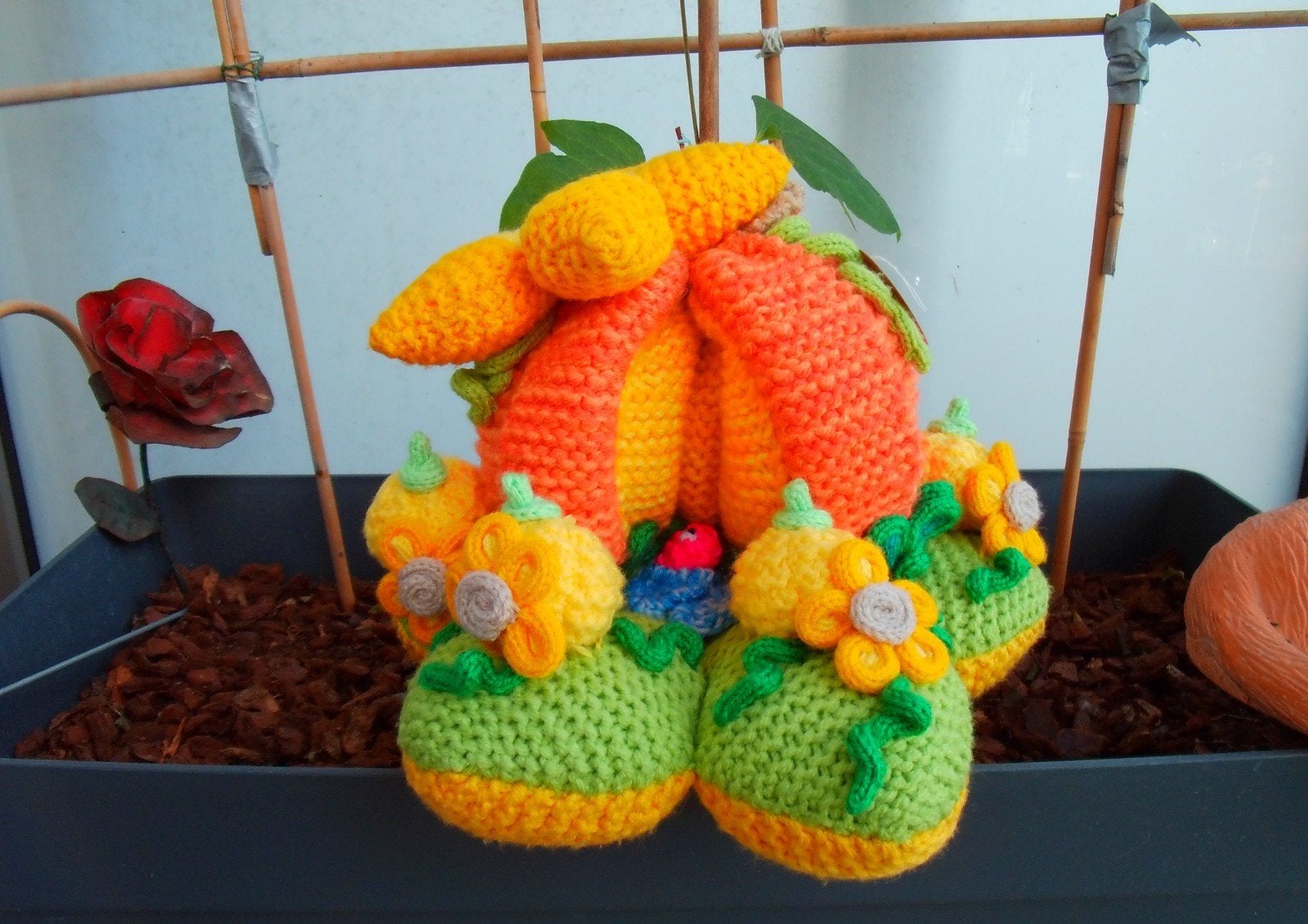 Handgebreide Halloween Pompoen met Gepunnikte Bloemen –Uniek, Hobby en Vrije tijd, Verzenden, Nieuw, Breien, Overige typen