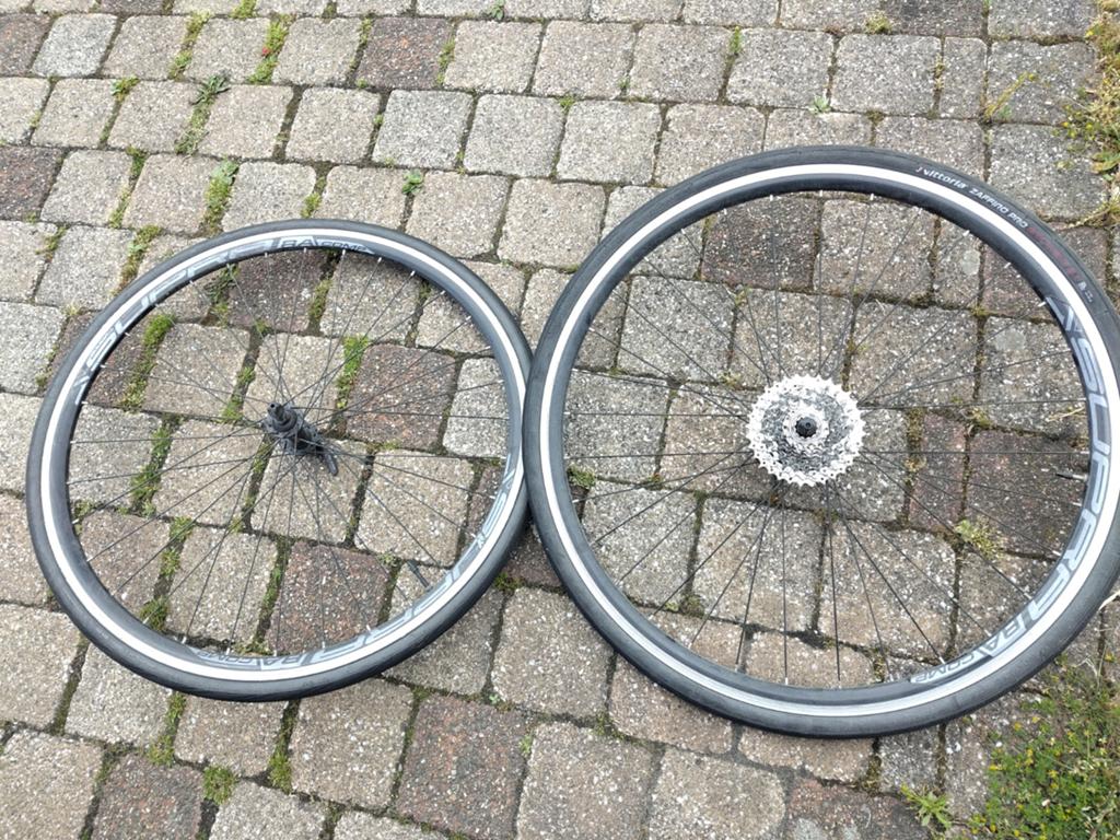 Wielset met banden en cassette - Shimano HG CS-HG400-9, Wiel, Gebruikt, Ophalen of Verzenden, Shimano