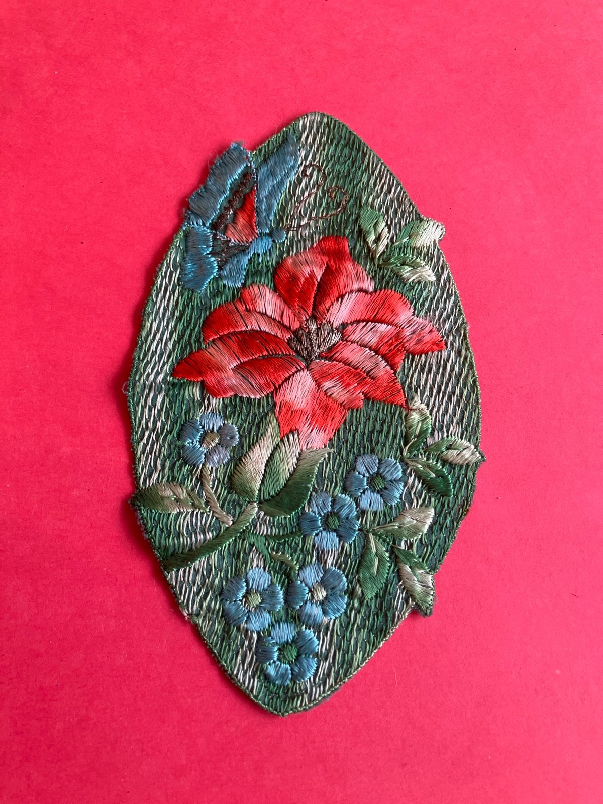 Geborduurd Turmac zijdje met bloemen en vlinder, Ophalen of Verzenden, Gebruikt