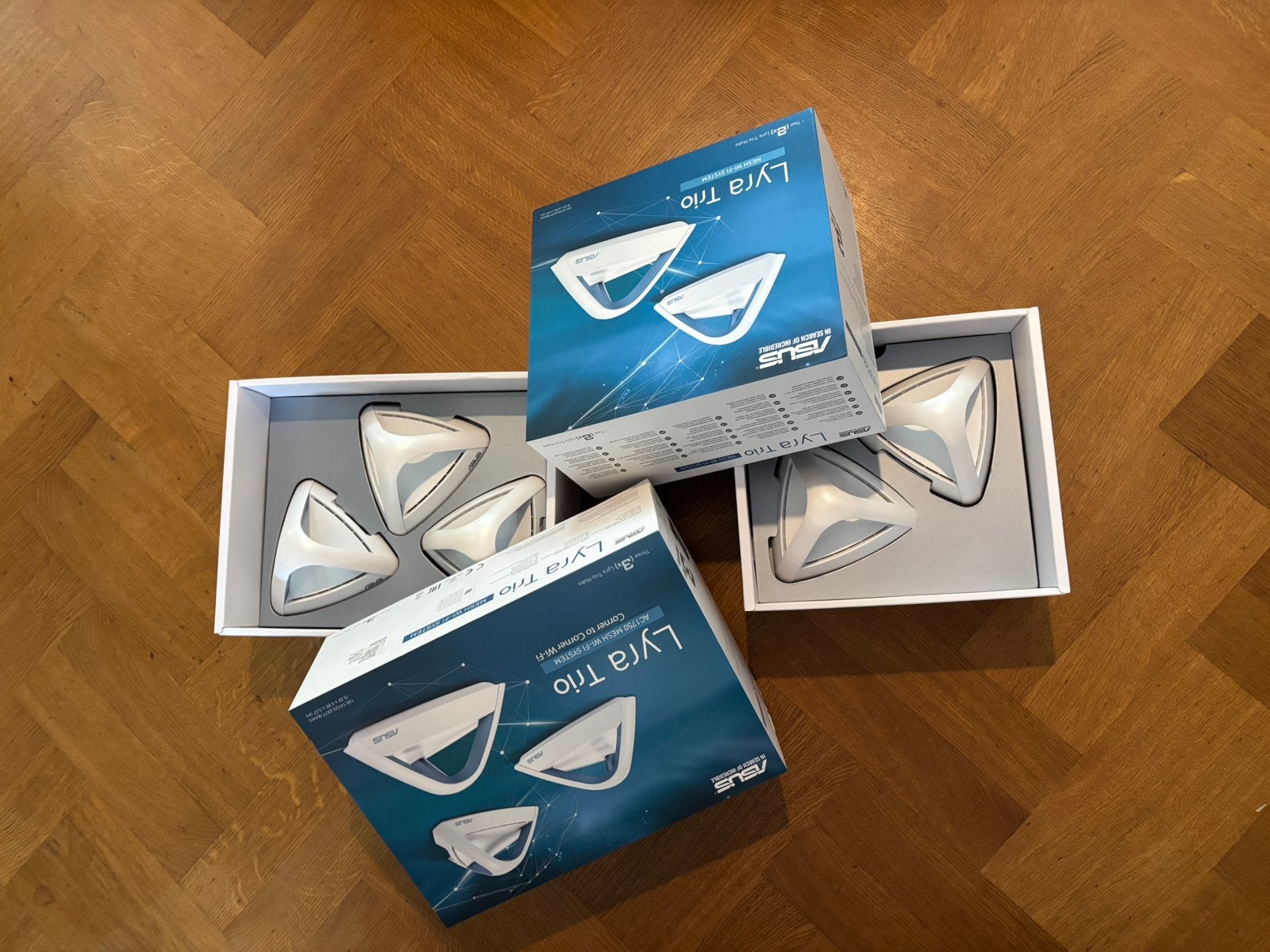 Foto 2 van Nieuw in doos: 5 stuks ASUS Lyra Trio mesh AC1750 router