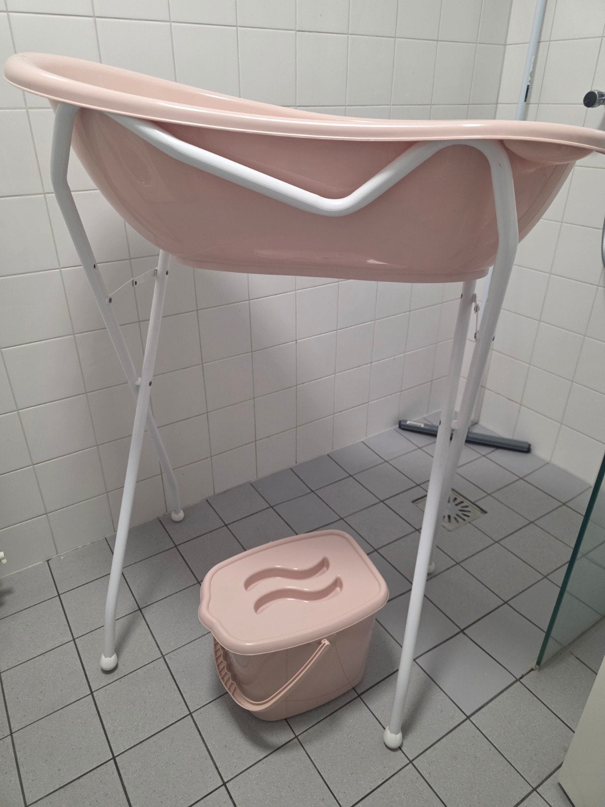 Babybadje met standaard en luieremmer - Roze, Overige merken, Gebruikt, Ophalen of Verzenden, Badje