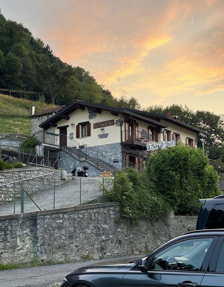 Te koop: Villa met 10 Kamers en uitzicht op het Comermeer, Huizen en Kamers, Buitenland, 10 kamers, Dorp, Woonhuis, Italië