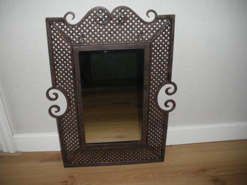 zgan hele mooie sierlijke spiegel met bruine metalen rand, Huis en Inrichting, Woonaccessoires | Spiegels, Minder dan 50 cm, Ophalen of Verzenden