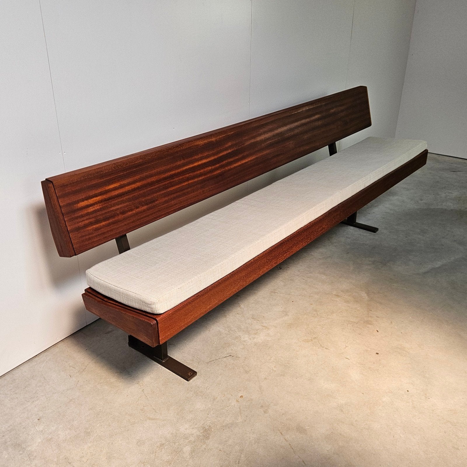 Vintage kerkbank massief teak, linnen kussen, Ophalen of Verzenden