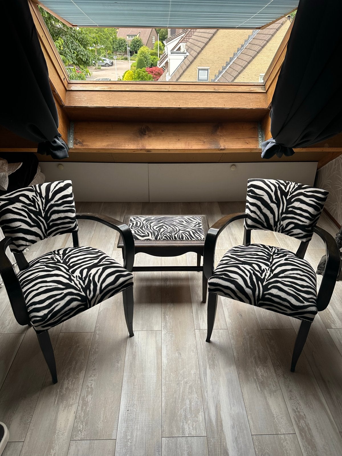 Set van 2 stoelen en bijzettafel met zebraprint, Huis en Inrichting, Stoelen, Ophalen, Gebruikt, Twee, Zwart