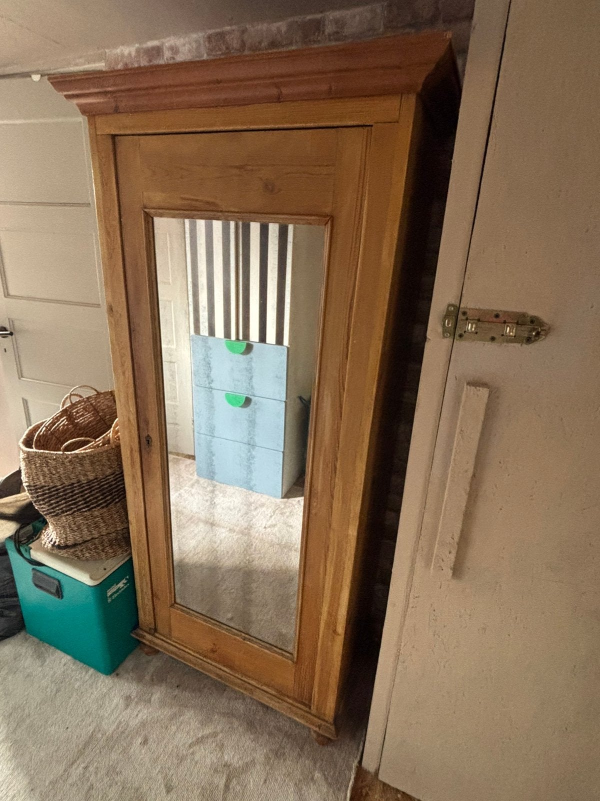 Oud/ antiek grenen eendeurs kast met spiegel, Gebruikt, 150 tot 200 cm, 25 tot 50 cm, 50 tot 100 cm