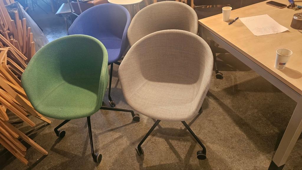 Hay vergader stoelen aac24, Huis en Inrichting, Stoelen, Ophalen of Verzenden, Twee