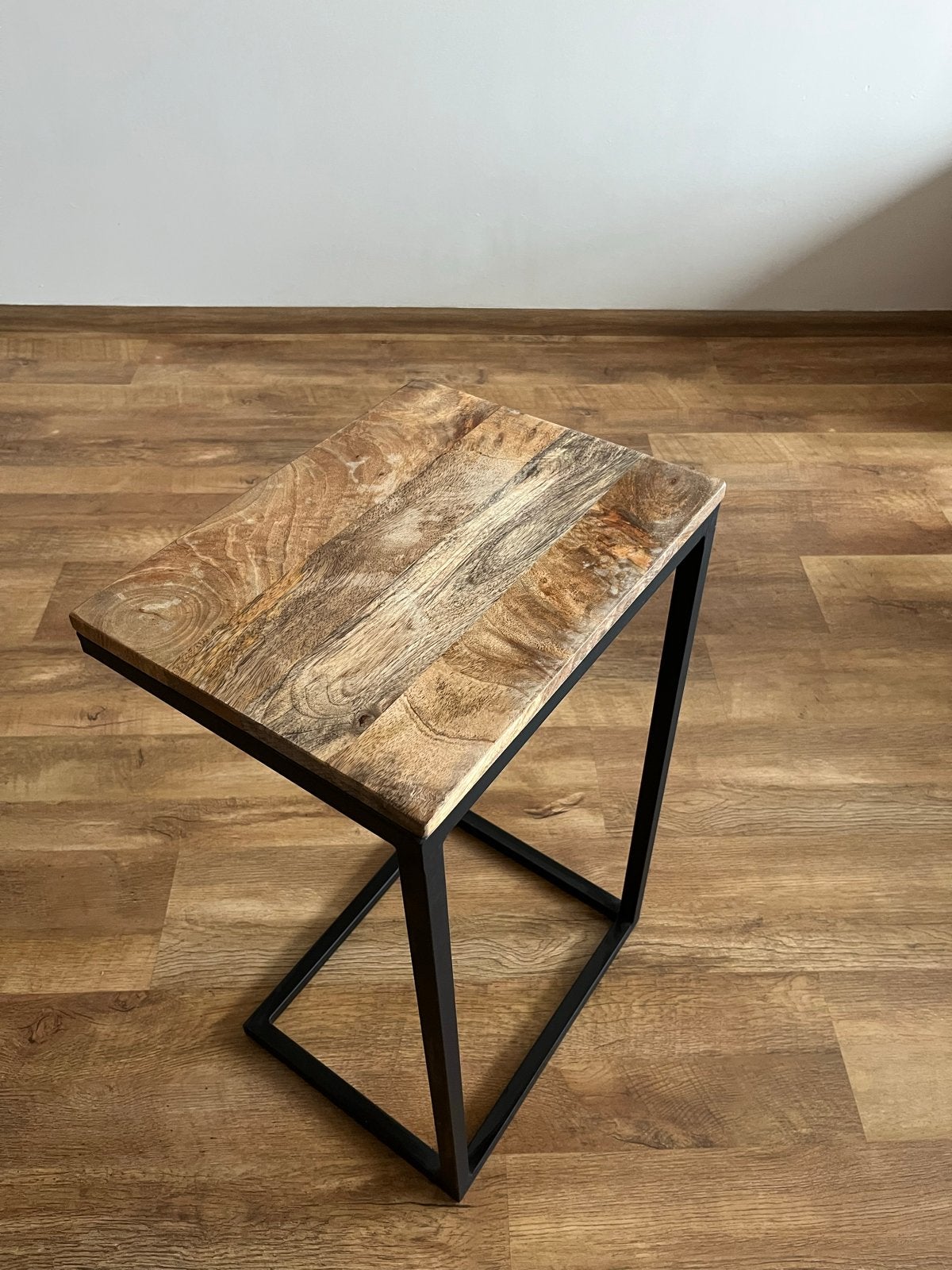 Bijzettafel mangohout en metaal - industrieel design, Minder dan 55 cm, Zo goed als nieuw, Industrieel, Rechthoekig