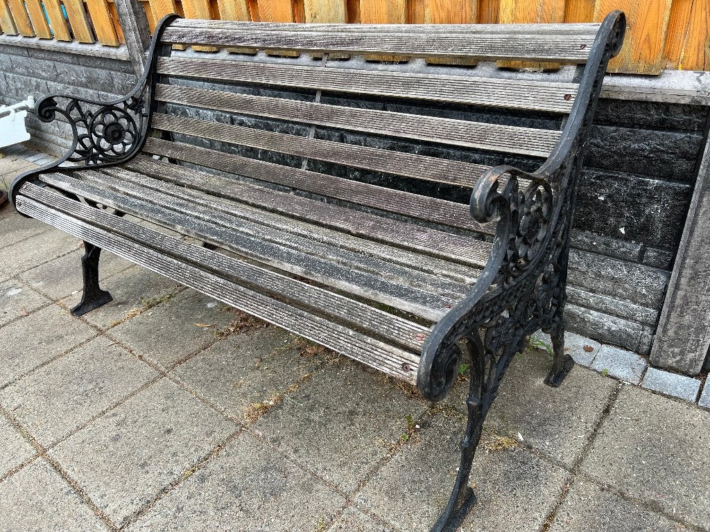 Diverse tuinbanken, tafels, vazen, banksteunen, tafelpoten, Ophalen, Gebruikt, Overige materialen