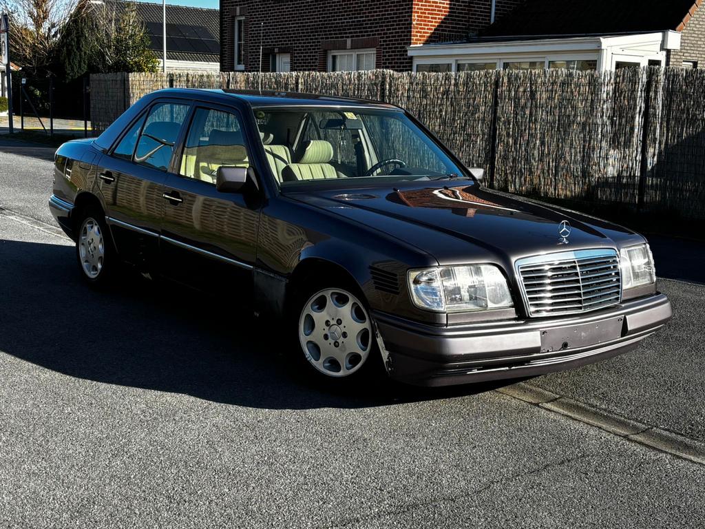 Mercedes-Benz Mercedes 1985 Aubergine, 136 pk, 23 km/l, Diesel, Particulier