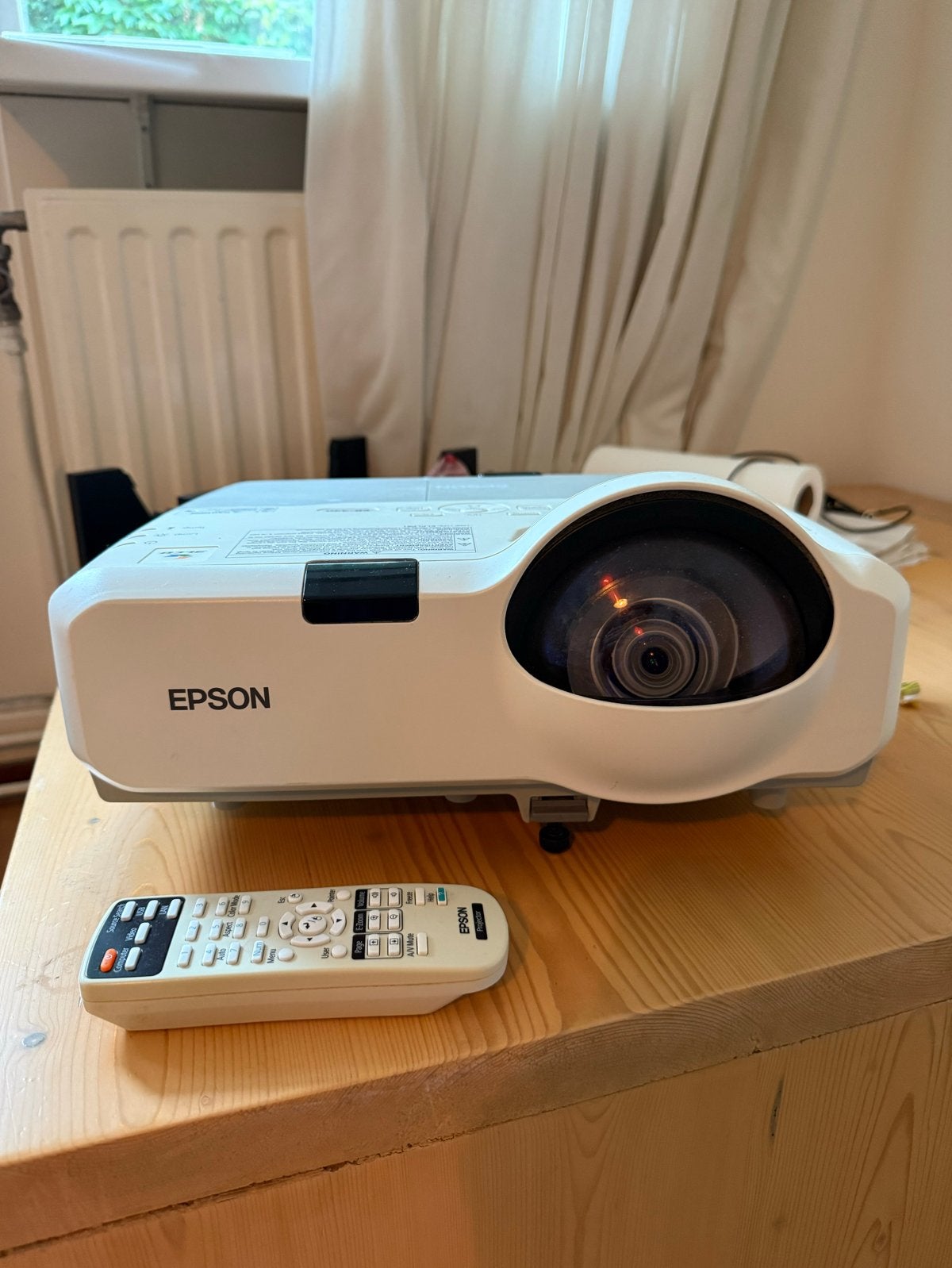 Epson EB-430 Beamer (short throw)- Goede staat, Audio, Tv en Foto, Beamers, Ophalen of Verzenden, Gebruikt, Overige resoluties