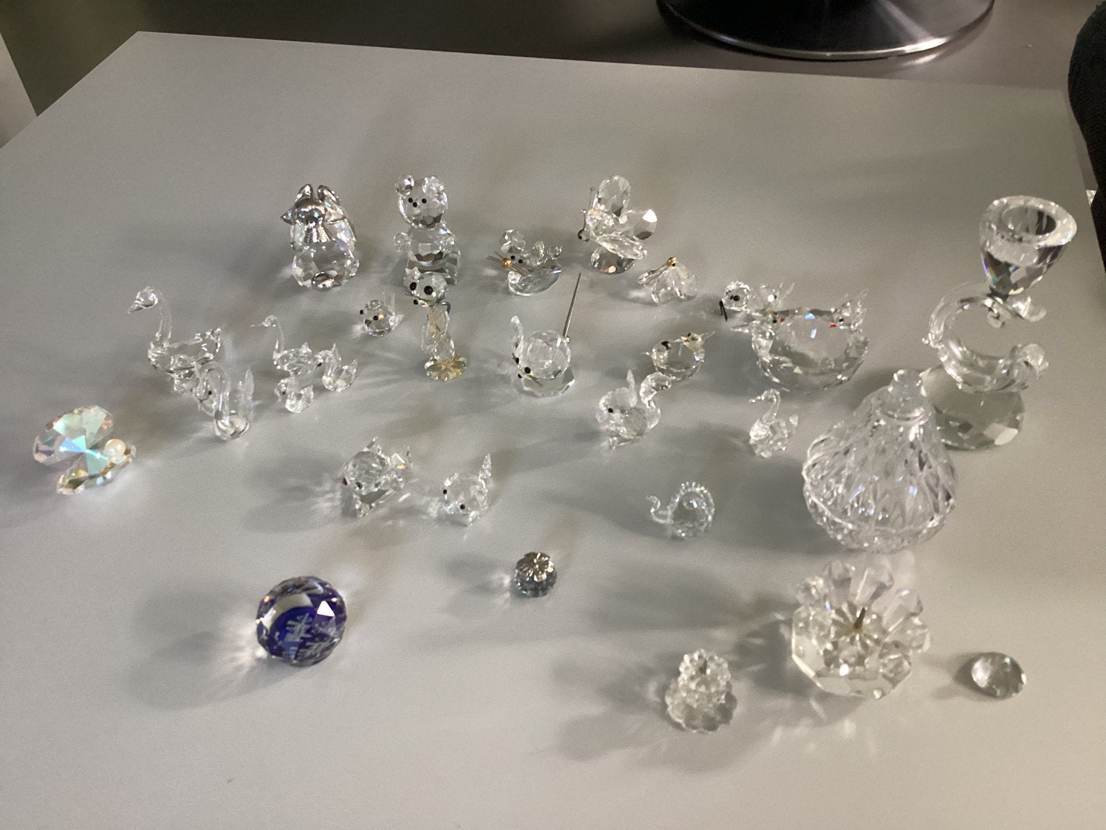 Swarovski - 26 beeldjes met spiegel vitrinekast, Ophalen, Zo goed als nieuw, Figuurtje