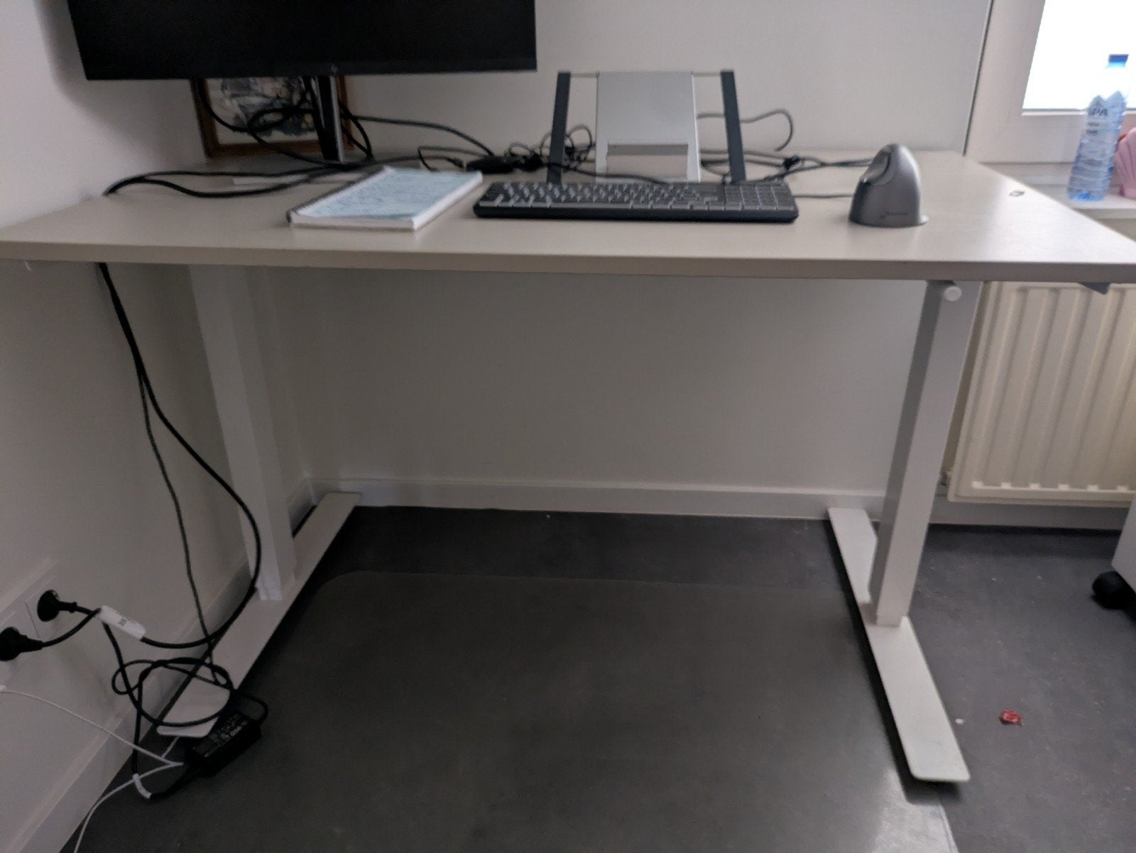 IKEA Trotten Zit-sta bureau met slinger, beige blad, 120x70, Zit-sta bureau, In hoogte verstelbaar, Ophalen of Verzenden, Zo goed als nieuw