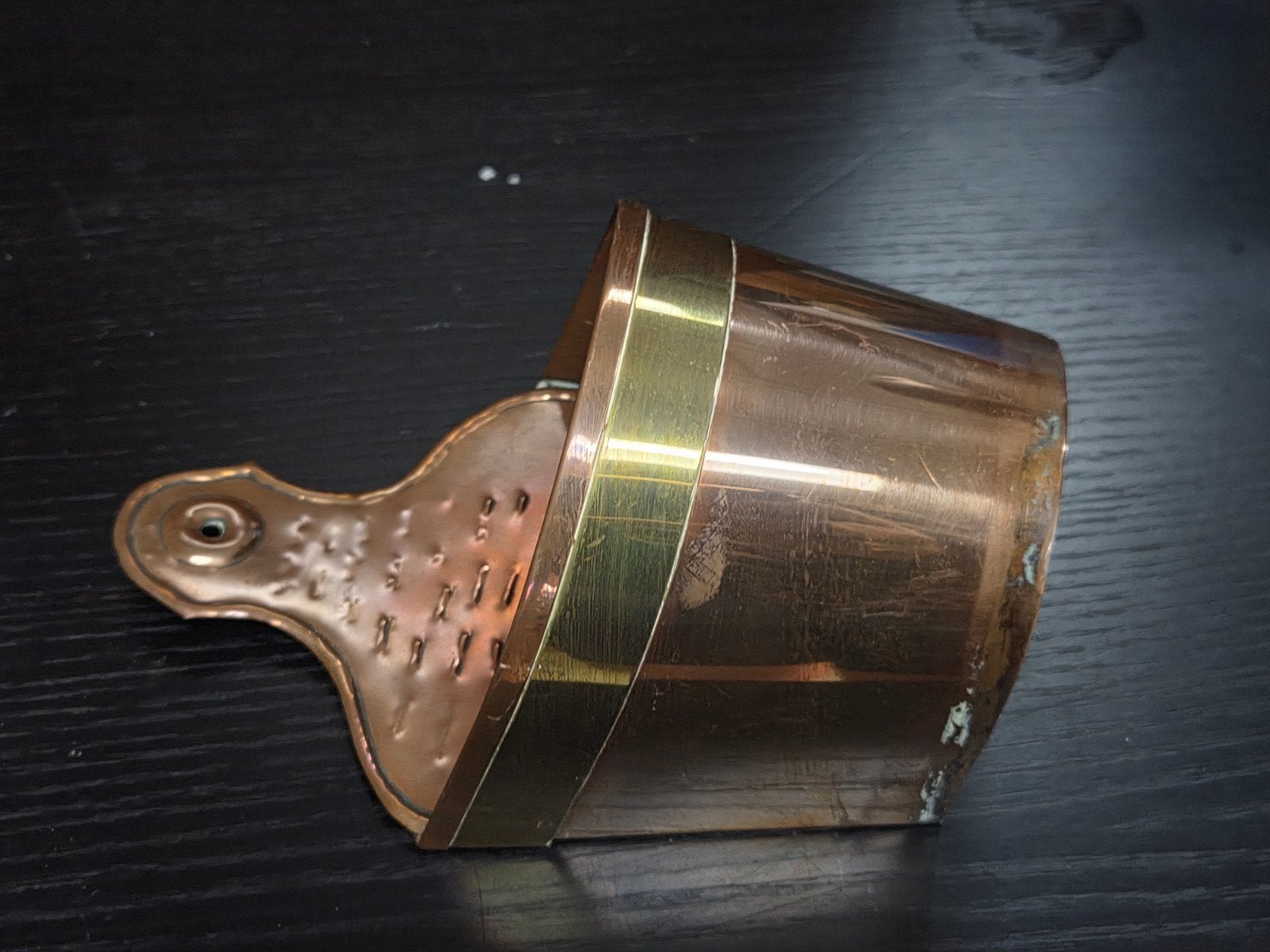 Antieke koperen en bronzen wandbak, Ophalen of Verzenden, Koper
