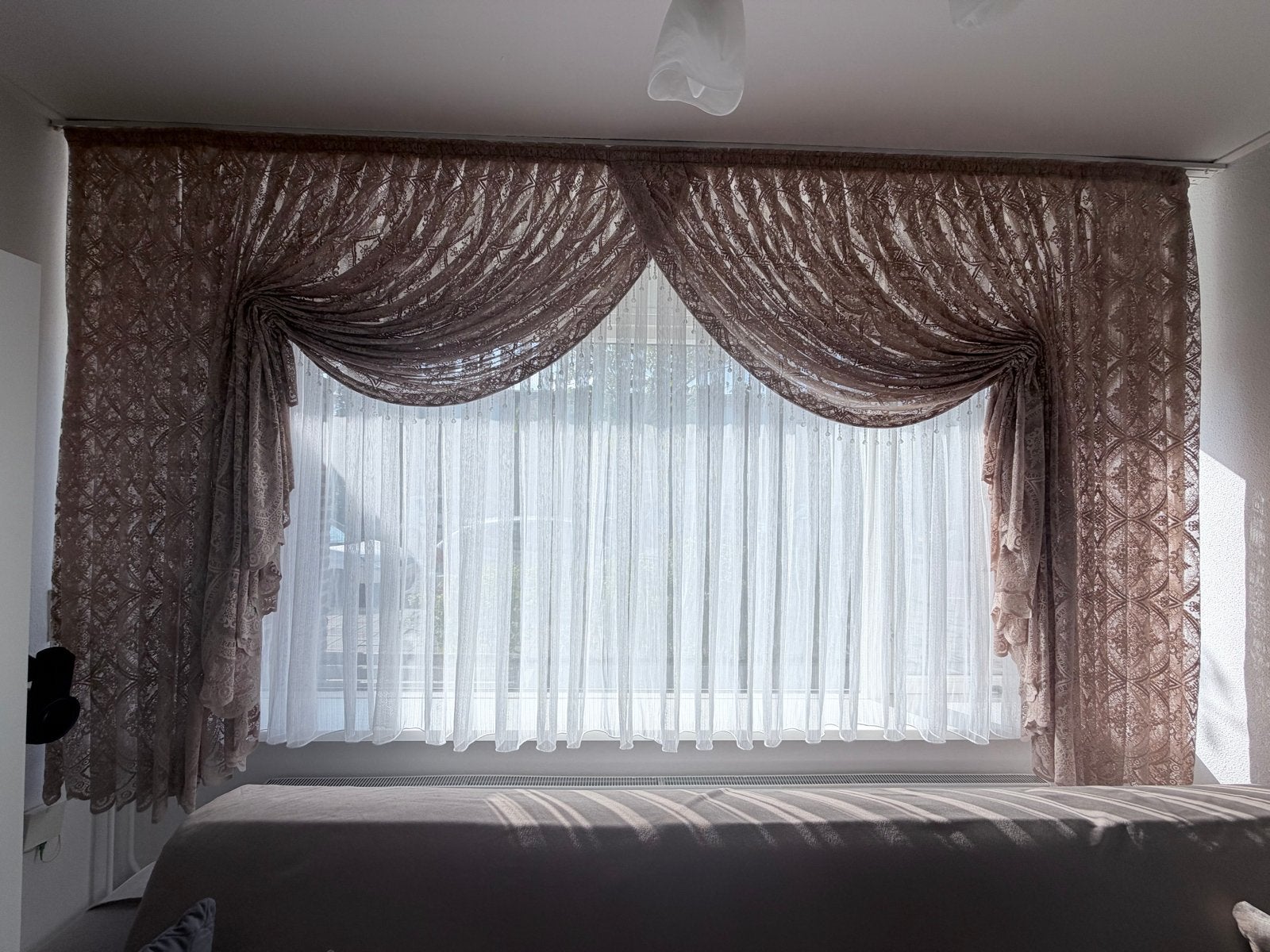 Elegante bruine kanten gordijnen met vitrage, Huis en Inrichting, Stoffering | Gordijnen en Lamellen, Bruin, Ophalen of Verzenden
