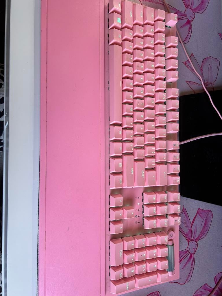 Razer blackwidow quartz pink toetsebord, Computers en Software, Toetsenborden, Ophalen, Zo goed als nieuw