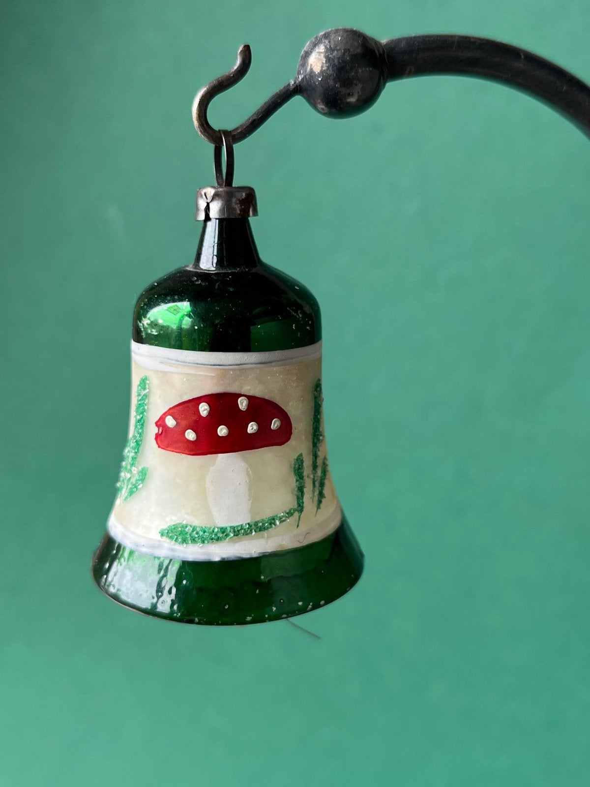Oude groene glazen kerstbal (nr 64): belletje met paddestoel, Gebruikt, ., Ophalen of Verzenden, .