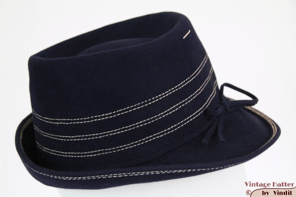 Vintage Dameshoed blauw met witte stiksels 56 gratis leveren, Kleding | Dames, Ophalen of Verzenden, Gedragen, 56 of 57 cm (M, 7 of 7⅛ inch)