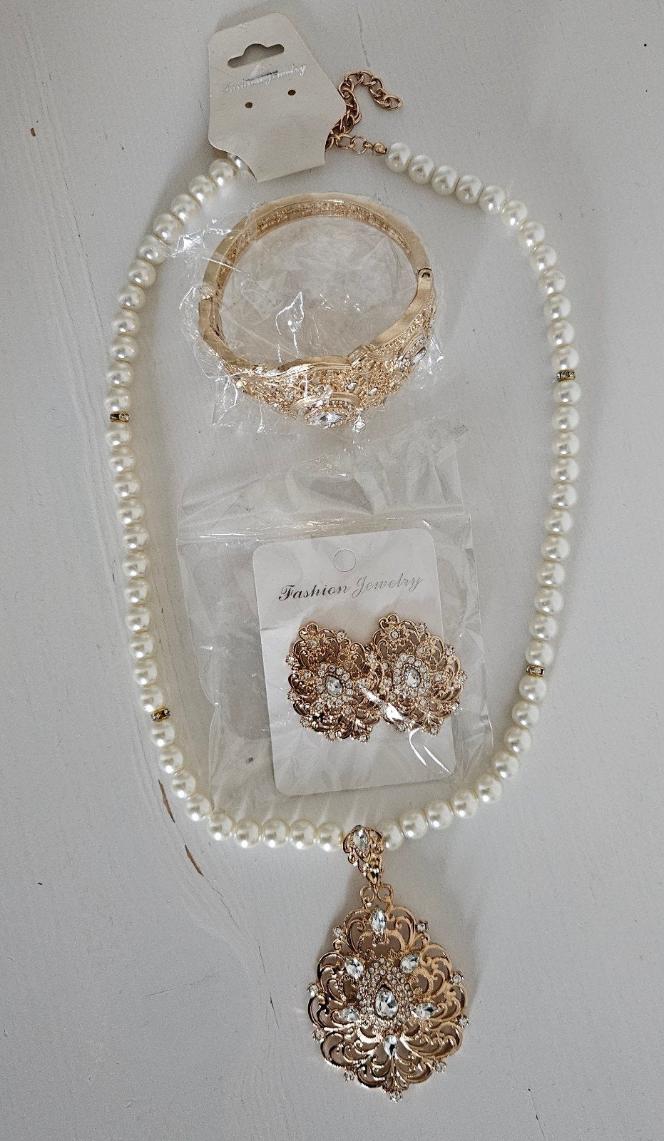 Kastopruiming: Nieuwe Sieradenset met Parels en Kristallen, Overige materialen, Nieuw, Ophalen of Verzenden, Met kristal