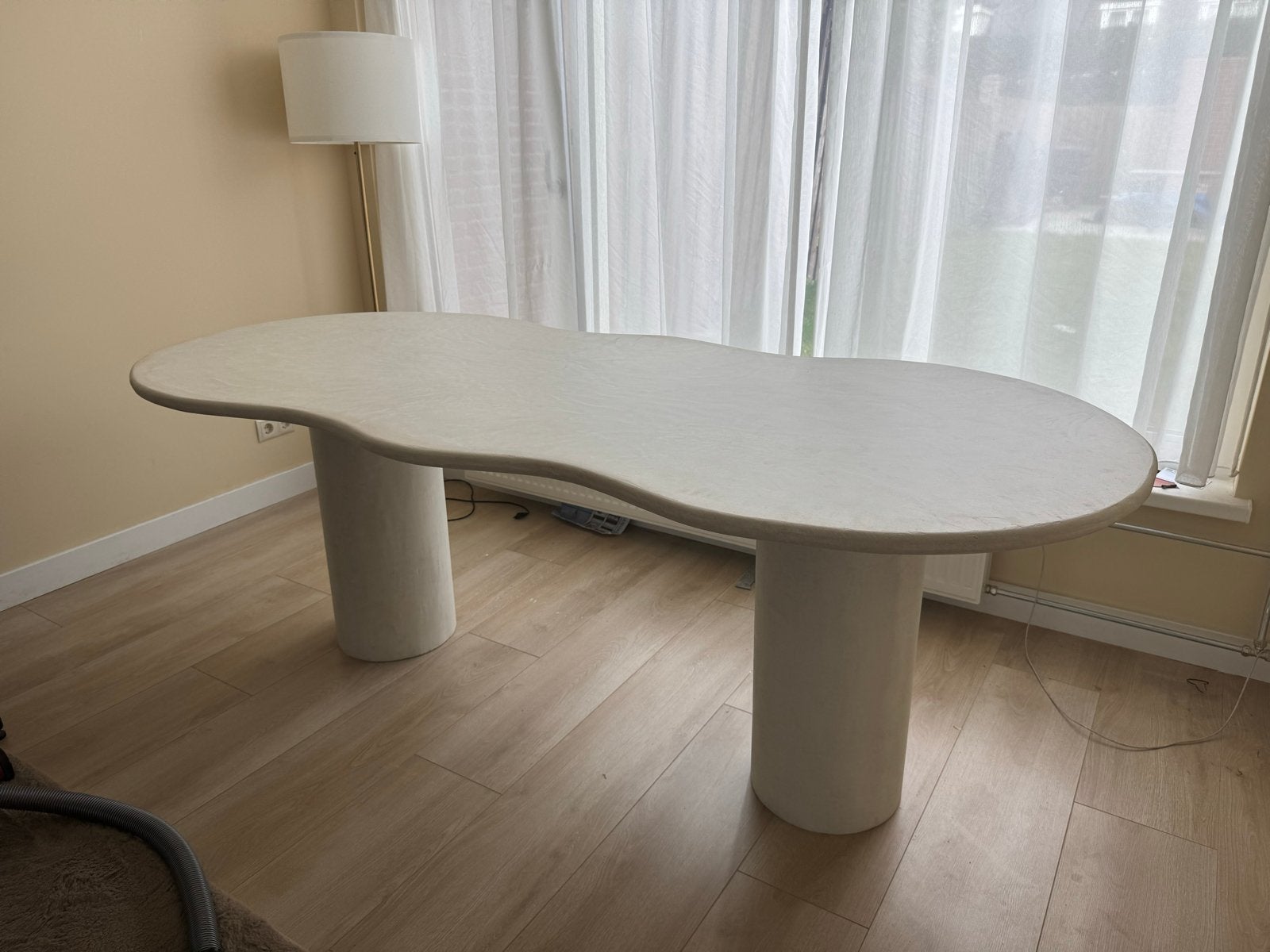 Organische eettafel mortex / beton look, Huis en Inrichting, Tafels | Eettafels, Overige materialen, Zo goed als nieuw, 150 tot 200 cm
