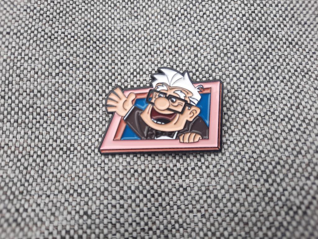 1 leuke pin van Carl Fredricksen uit de tekenfilm Up te koop, Verzamelen, Ophalen of Verzenden, Nieuw, Overige onderwerpen, Speldje of Pin