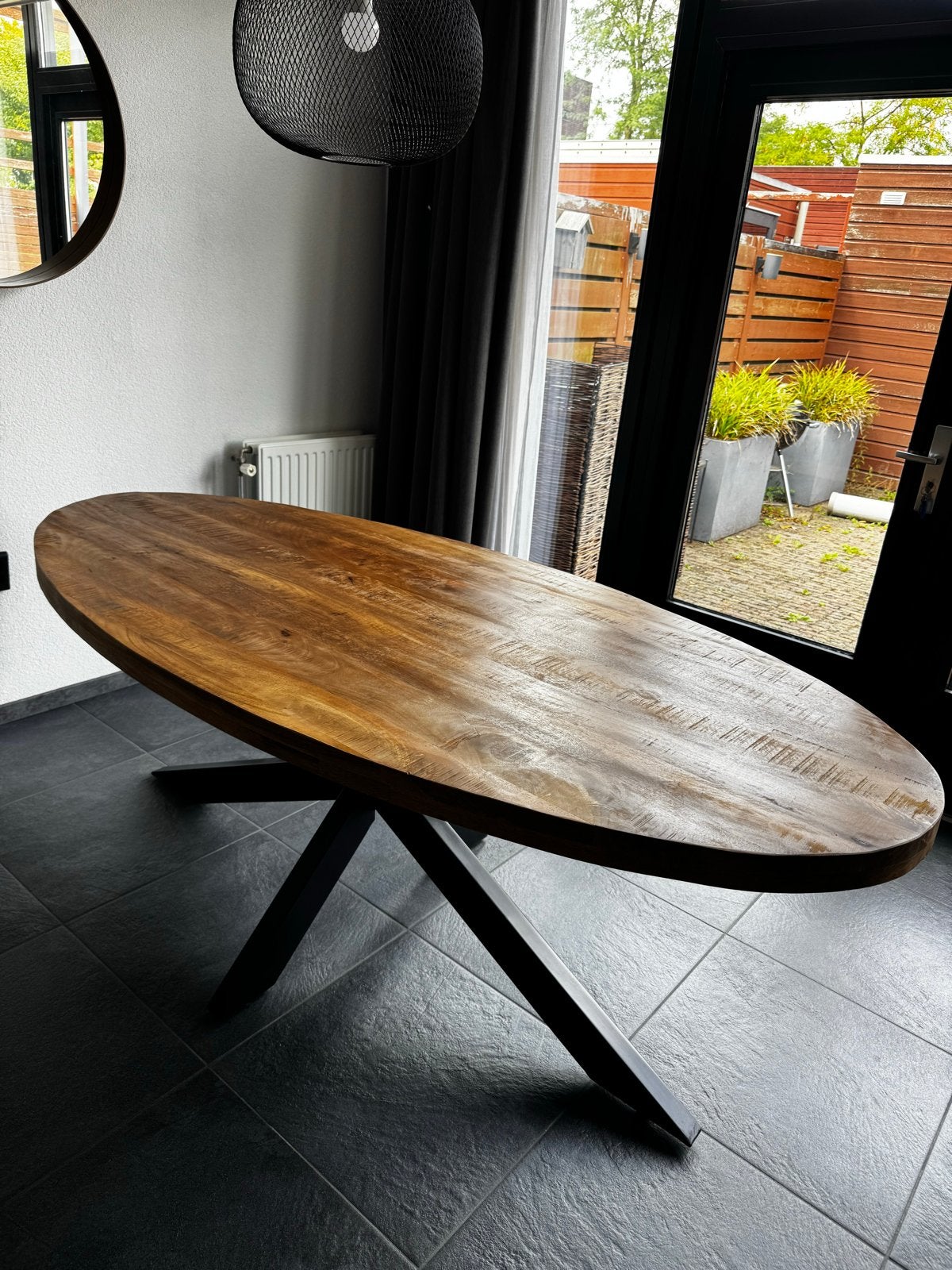 Ovale eettafel van mangohout met metalen spinpoot, Bali, 100 tot 150 cm, 200 cm of meer, Ophalen of Verzenden