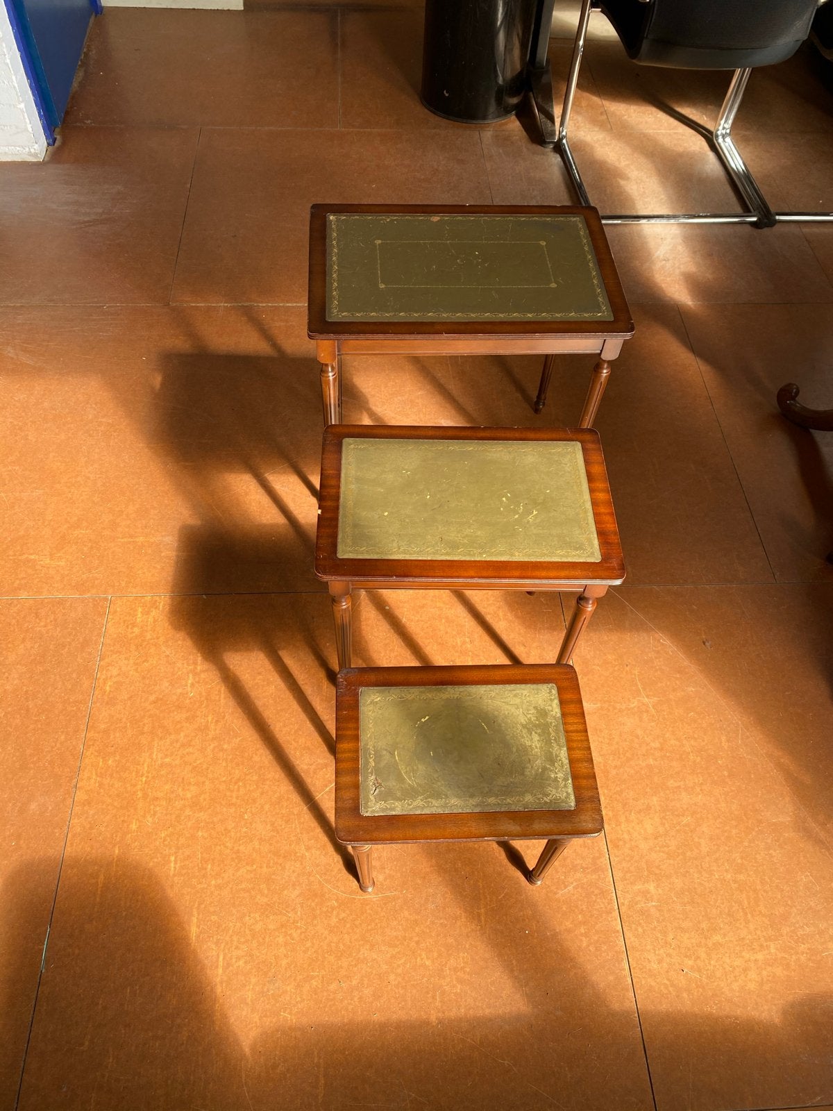 Set Bijzettafels Hout/Leer, Antiek en Kunst, Antiek | Meubels | Kasten, Ophalen