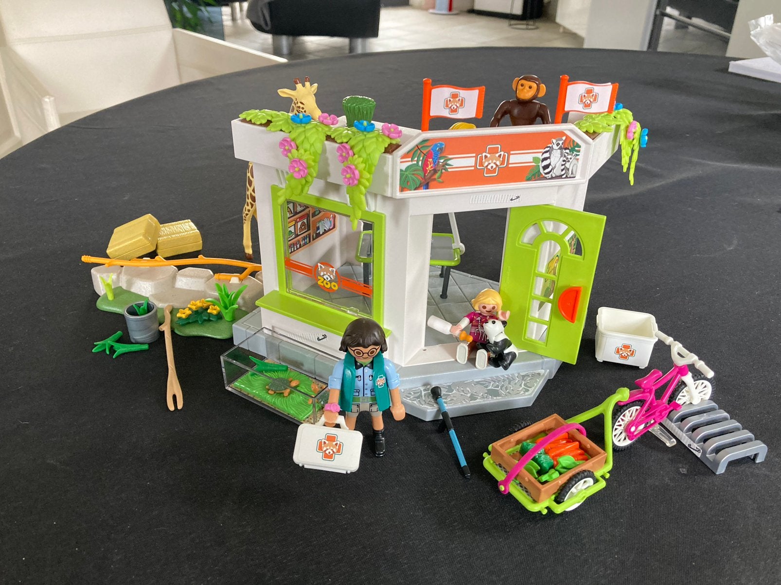 Playmobil dierenarts praktijk in dierentuin 70900, Ophalen of Verzenden, Zo goed als nieuw