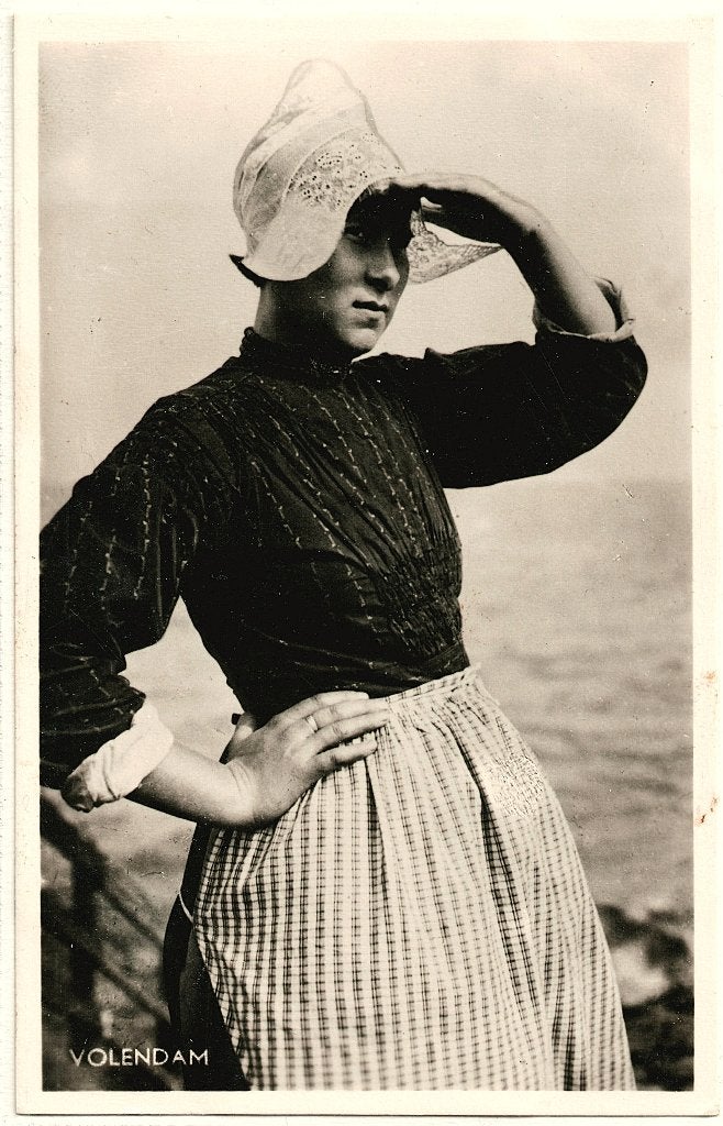 Volendam, jonge vrouw in klederdracht, gelopen 1947, Verzenden, 1940 tot 1960, Gelopen, Noord-Holland