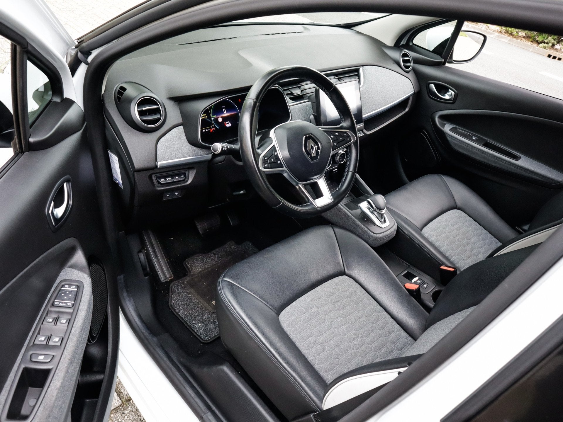 Renault ZOE R135 Intens 52 kWh 3-Fase 1e-Eig. & Dealer-Onder, Auto's, Renault, 136 pk, Gebruikt, Zwart, Leder en Stof