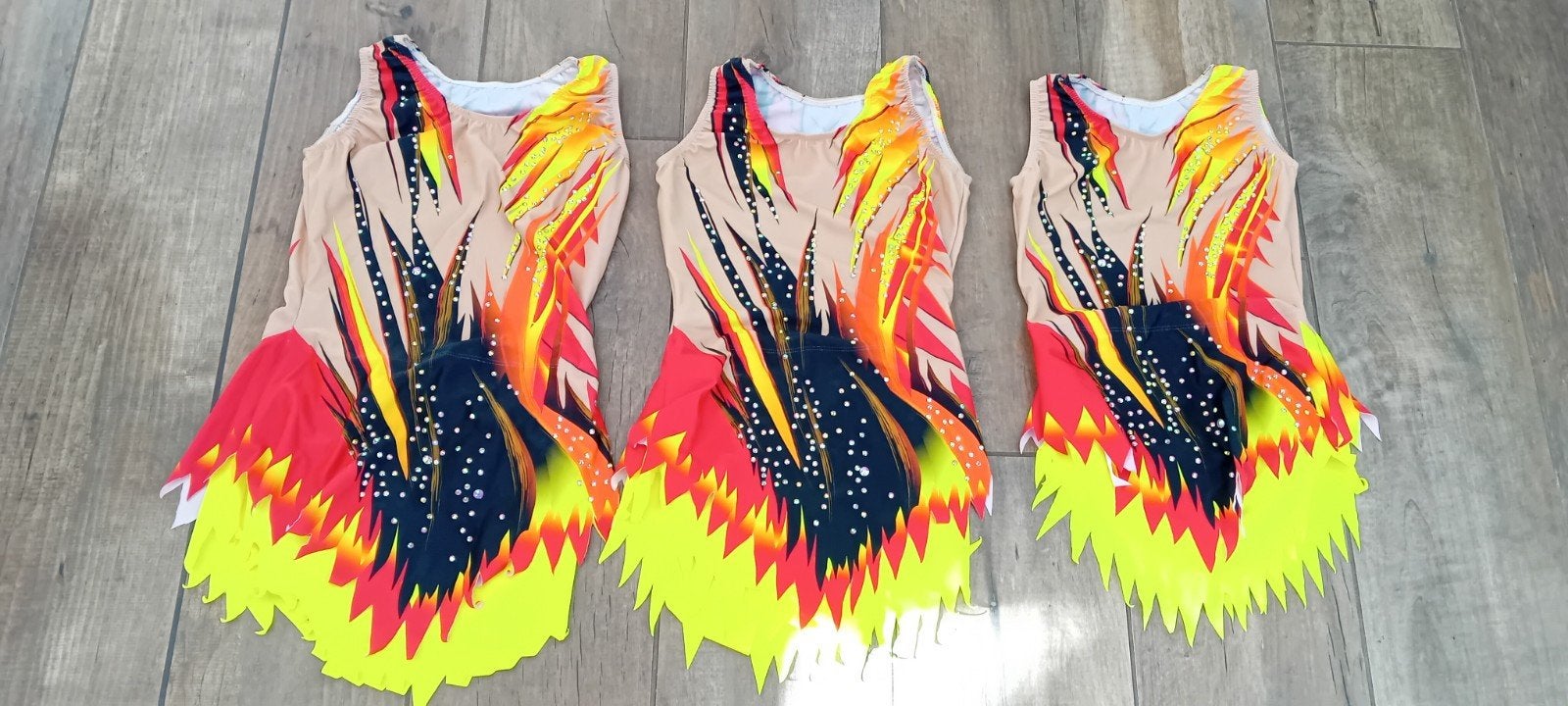 3 Lycra Gymnastiekpakjes met 500 Glinsterende Steentjes, Meerkleurig, Ophalen of Verzenden, Zo goed als nieuw, Maat 46/48 (XL) of groter