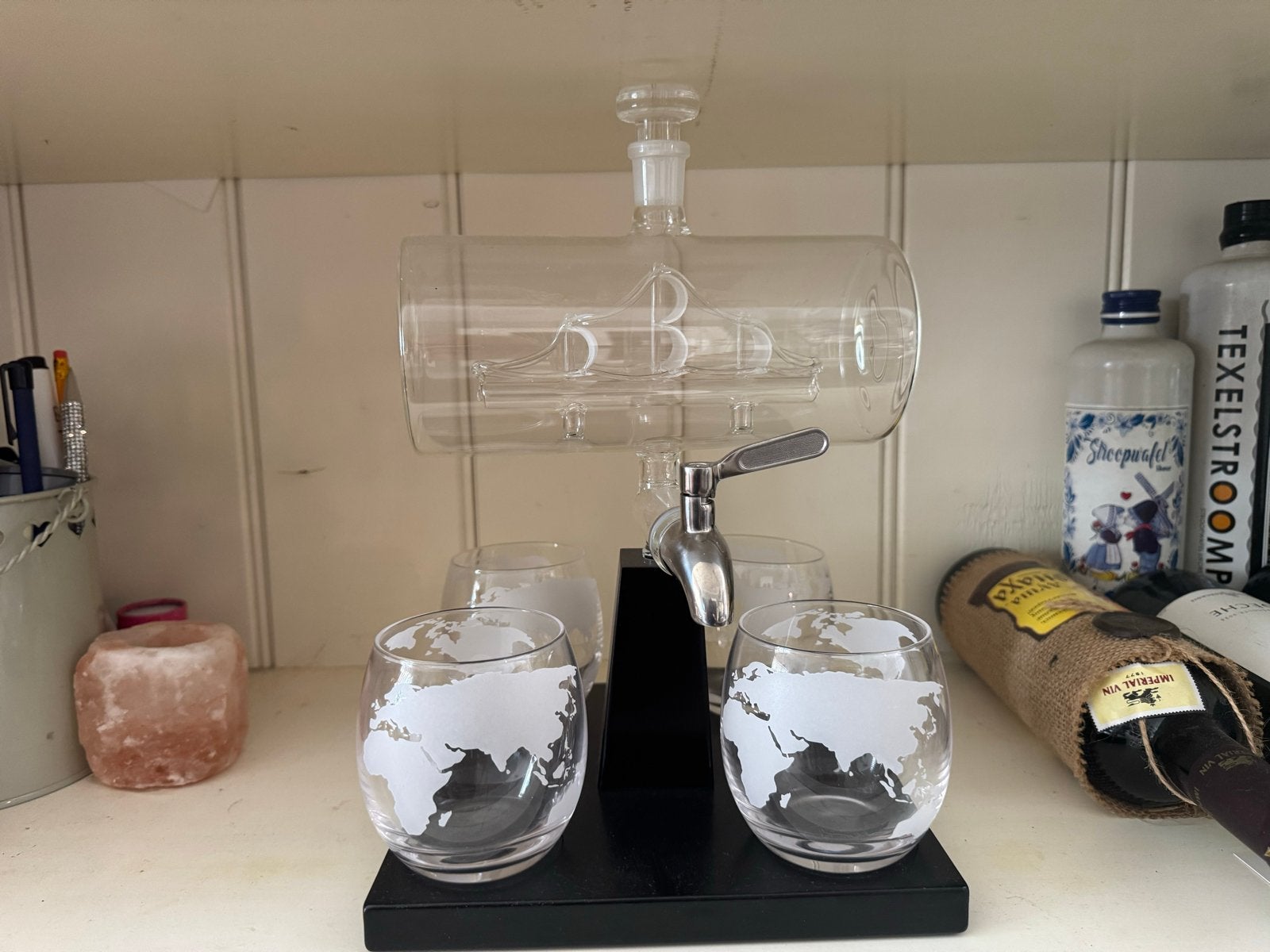 Glazen drankdispenser met kraan en 4 wereldbol glazen, Ophalen, Vintage, 2042at, Rogierbarends@hotmail.com
