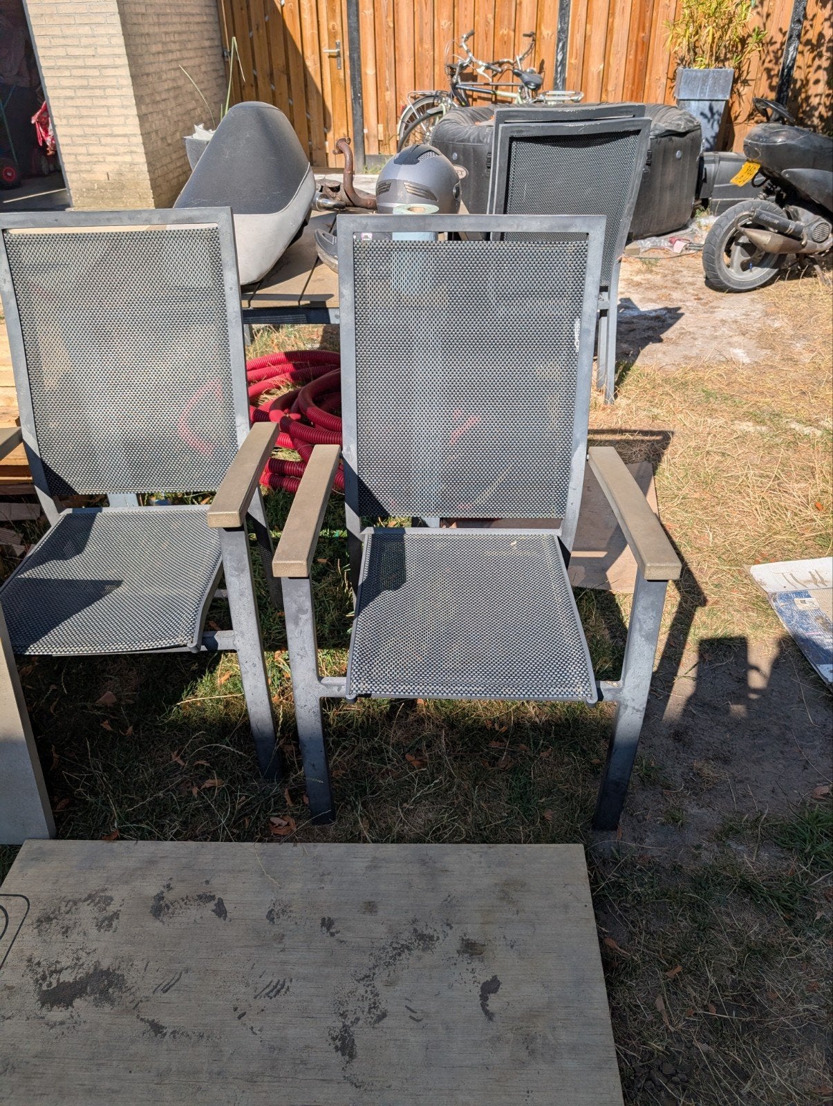 vier metalen tuinstoelen met geperforeerde zitting, Ophalen of Verzenden, Gebruikt, Metaal