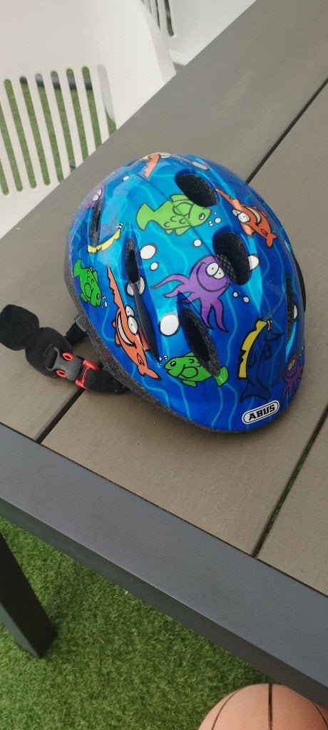 Abus fietshelm voor jongens, Fietsen en Brommers, Overige maten, Ophalen of Verzenden, Zo goed als nieuw, ABUS