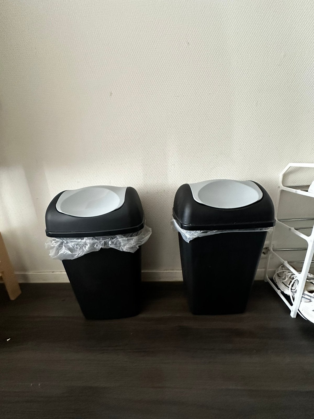 2 Trash Bins – Good Condition, Ophalen, Zo goed als nieuw, Kunststof