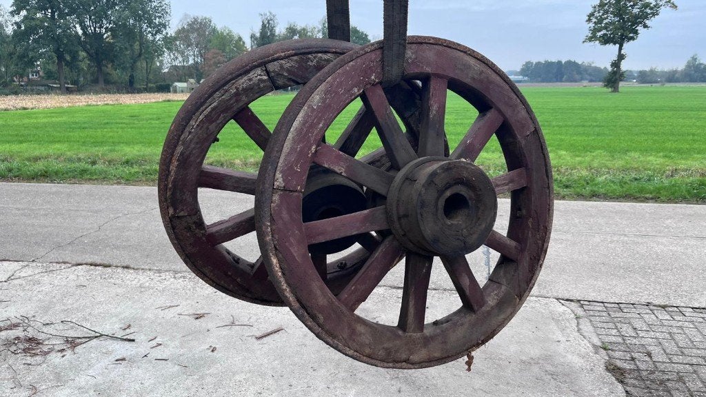 Drie oude houten spaakwielen met ijzeren rand, decoratief, Ophalen