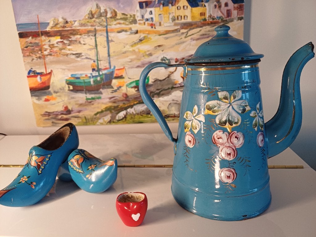 Blauwe koffiepot met dik opgelegde roosjes, Ophalen of Verzenden