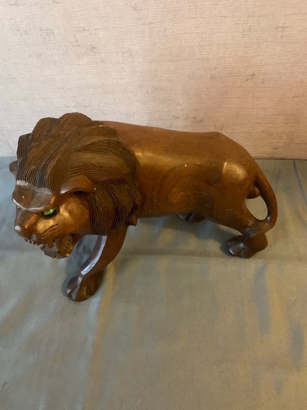 Vintage Houten Leeuw Beeld met Groene Ogen, Antiek en Kunst, Kunst | Beelden en Houtsnijwerken, Ophalen of Verzenden, 20 - 50 cm