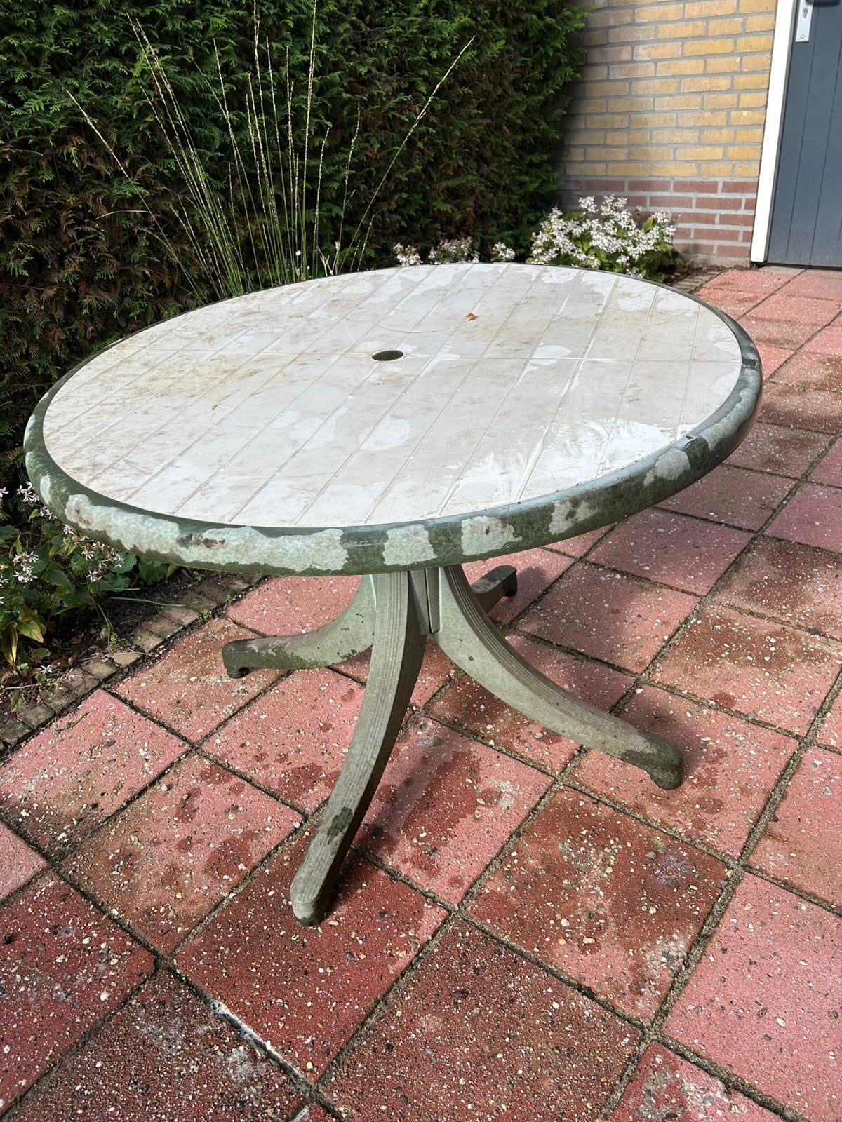 Gratis Hartman tuintafel, Ophalen, Gebruikt, Rond, Kunststof