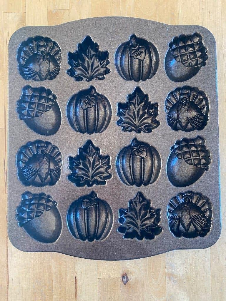 Nordic Ware Autumn Cakelet Bakvorm 16 herfst cakejes zgan, Ophalen of Verzenden, Zo goed als nieuw, Taarten, Bakvorm