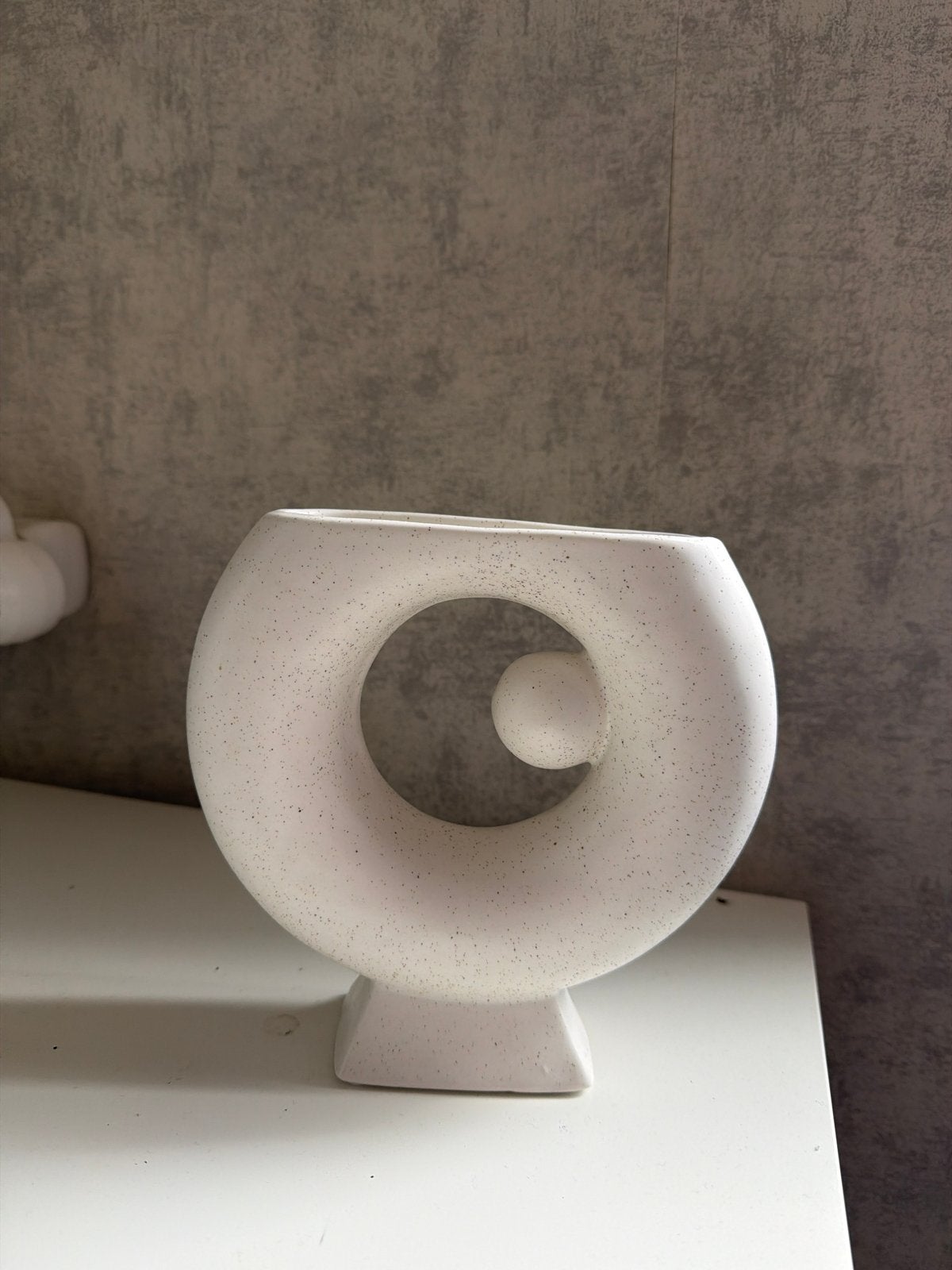 Witte keramische vaas - Modern design, Ophalen, Wit, Zo goed als nieuw, Geschikt voor droogbloemen