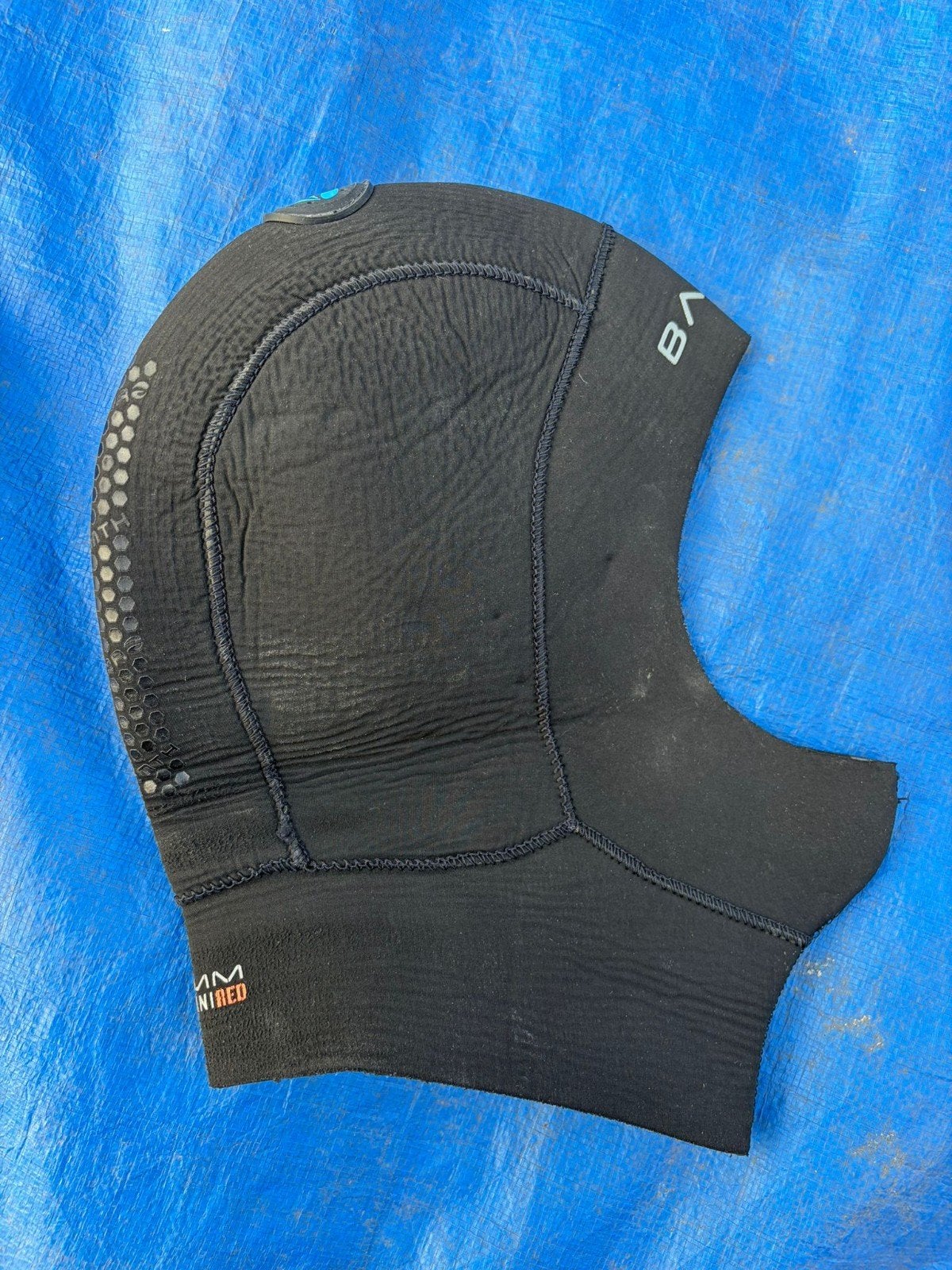 Bare 7MM OMNIRED Wetsuit Cap - Maat M/M, Watersport en Boten, Watersportkleding, Ophalen of Verzenden, Heer, Wetsuit